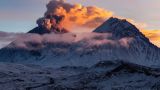 Вулкан Ключевской на Камчатке выбросил пепел на высоту 10 км