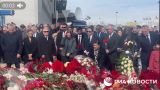 Послы и представители дипмиссий возложили цветы к мемориалу у «Крокуса»