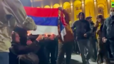 Радикалы в Тбилиси подожгли флаг России