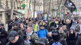 Более 100 человек задержаны в Париже на акциях против пенсионной реформы