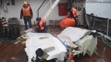 Водолазы продолжают извлекать обломки упавшего в Черное море Ту-154