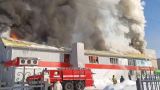 Мощный пожар в Александровске — горит здание с торговыми рядами