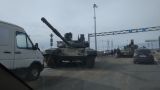 В Петербурге танк скатился с трала и перегородил дорогу