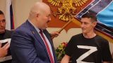 В российскую дипмиссию в Австралии пришёл сын Сырского в футболке Z