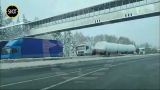 Выпавший снег перекрыл движение на трассе Пермь — Екатеринбург в Свердловской области