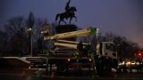 В Киеве снесли памятник Щорсу: сначала сняли статус, потом отпилили копыта лошади