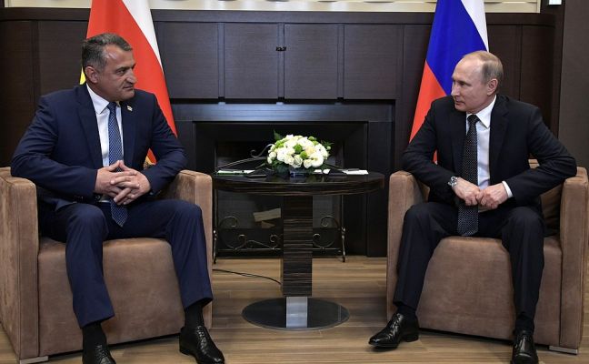 Путин обсудил с Бибиловым инвестиции в Южную Осетию