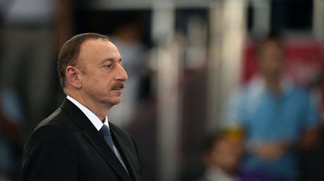 Карамбе представил Алиеву Кубок ЧМ по футболу Карамбе представил Алиеву Кубок ЧМ по футболу