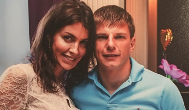 Супругу футболиста Аршавина сняли с самолета за дебоширство Супругу футболиста Аршавина сняли с самолета за дебоширство