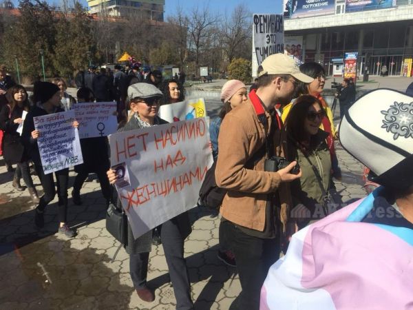 Неизвестные разогнали женский марш солидарности в Бишкеке Неизвестные разогнали женский марш солидарности в Бишкеке