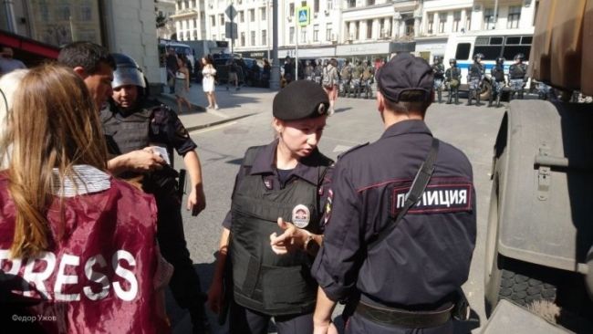 Полиция оттеснила собравшихся у мэрии Москвы. Более 300 задержанных