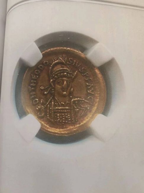 Таможня раскрыла, как хитрый француз ввозил в Россию краденые из музея злотые монеты