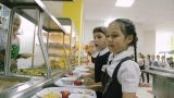 Путин поручил обеспечить бесплатным питанием всех школьников до 4 класса