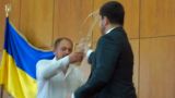 В украинском Конотопе мэр облил водой депутата Рады (видео)