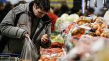 У половины семей в России остались деньги только на еду и одежду
