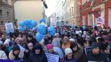 Латвийские учителя митингуют у здания парламента
