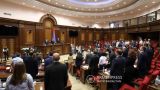 Парламент Армении минутой молчания почтил память жертв авиакатастрофы в Иране