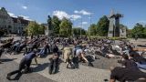 Поляки встали на колени, солидаризуясь с погромщиками в США