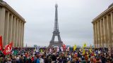 В Париже несколько сотен человек вышли на протест против победы правой партии
