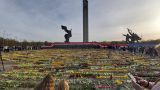 Рижане принесли к памятнику Освободителям цветы взамен уничтоженных властями