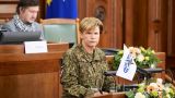 Глава МИД Латвии приоделась в военную форму для заседания НАТО