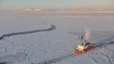 Американский полувоенный ледокол устанавливает буи вдоль Северного морского пути