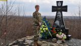 Военный атташе США «засветилась» на Донбассе с черепом на рукаве