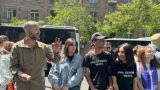 Протестующие выдвинули требование с цепями на руках у здания Следкома Армении