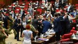 Чëрная среда в армянском парламенте: «дуэль на бутылках» сменилась рукопашной — видео