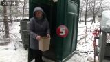 В Киеве замерзла канализация — отходы выносят в ведрах на улицу