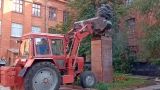 На Украине вновь снесли памятник Горькому, считавшему украинский язык лишь «наречием»