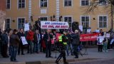 У здания Минобраза Латвии митинговали в защиту недобитых ещё русских школ