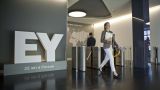 Аудиторы Ernst & Young не будут обслуживать российские госкомпании