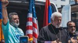 Армяне в США назвали Пашиняна «наполовину азербайджанцем»: акция протеста в Глендейле