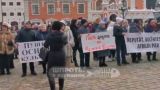 Рижане вышли на митинг против сноса памятника Пушкину