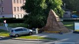 В Эстонии автомобиль протаранил памятник Зеленскому