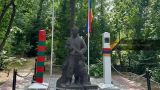 В парке Победы в Ереване осквернили памятник пограничникам, сорвав флаг и герб России