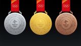 «А в бамбуковой коробке олимпийская медаль»: в Пекине показали награды грядущих Игр