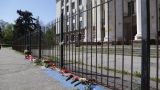 К Дому профсоюзов, где укронацисты сожгли 48 человек, положили несколько букетов