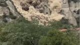 Под Тбилиси часть скалы накрыла монастырь Шиомгвиме VI века — видео