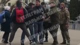 In Kharkov, passers-by recaptured a 16—year-old boy from the staff of the shopping mall - video