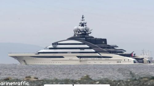 Прорвавшая блокаду Ормуза суперъяхта российского олигарха бороздит Оманский залив