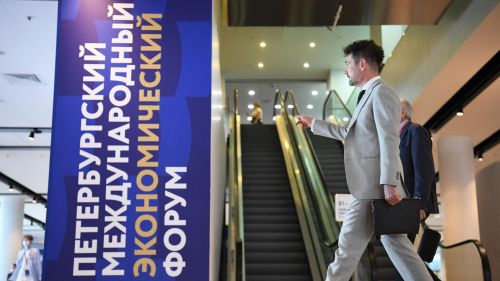 Швейцарская Die Weltwoche: Немцы снова поехали на форум Путина!