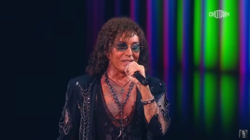 Мэтр российской эстрады на день рождения уехал из страны?