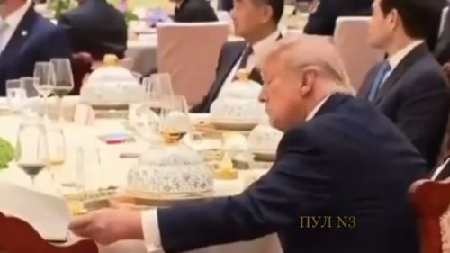 Американский стыд: Дональд Трамп залез в папку Си Цзиньпина в его отсутствие — видео