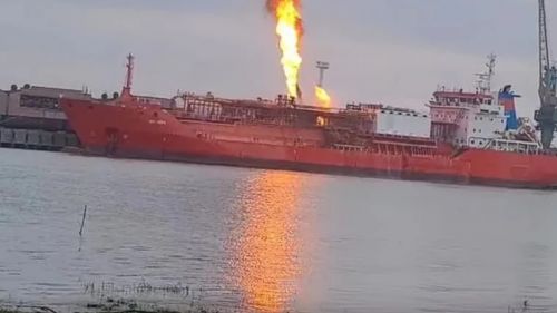 В Румынии эвакуируют села на границе с Украиной: горит танкер с СПГ