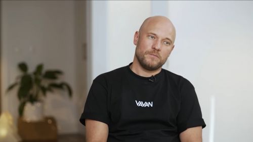 Звезда «Реальных пацанов» разбил машину за десятки миллионов в автосалоне