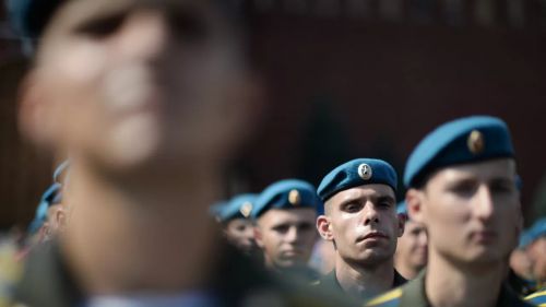 Питерский десантник отметил день ВДВ, прыгнув с многоэтажки. Фото