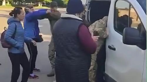 РИА Новости: В Кривом Роге жители столкнули в карьер автобус с сотрудниками ТЦК