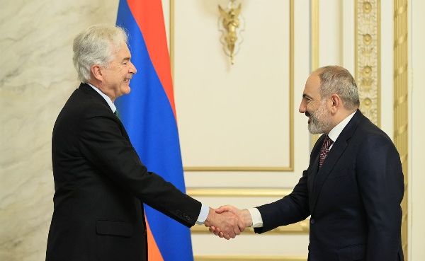 ЦРУ засветилось в Ереване: США жаждут вытеснения России из региона — мнение